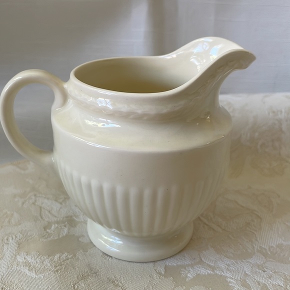 Wedgwood of Etruria & barlaston England Edme Creamer Pitcher off white color - Picture 3 of 7